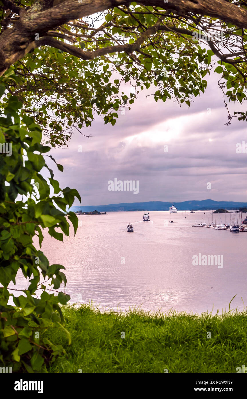 Ein idyllischer Blick auf die Boote entfernt Segeln in den Horizont als ein Konzept der Abenteuer, Hoffnung und Aufbruch. Stockfoto