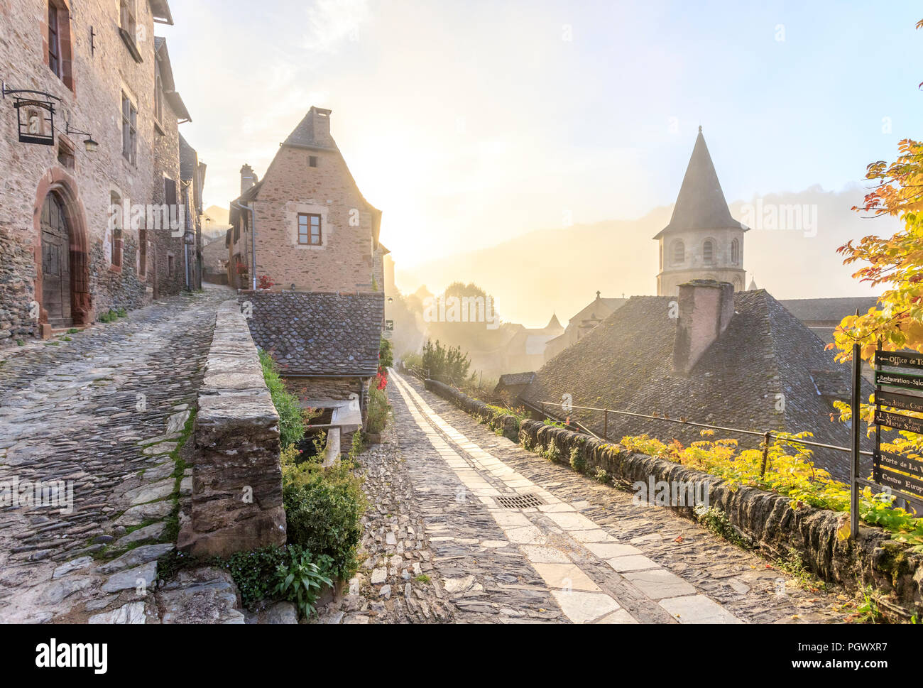Frankreich, Aveyron, Conques, "Les Plus beaux villages de France (Schönste Dörfer Frankreichs), fahren Sie auf der El Camino de Santiago, Gasse stoppen Stockfoto