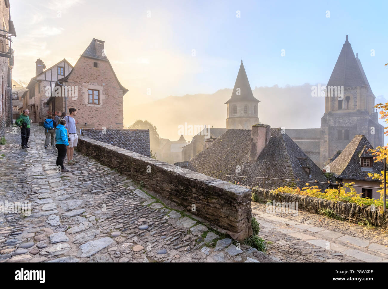 Frankreich, Aveyron, Conques, "Les Plus beaux villages de France (Schönste Dörfer Frankreichs), fahren Sie auf der El Camino de Santiago, Gasse stoppen Stockfoto
