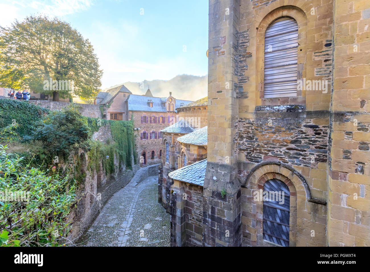 Frankreich, Aveyron, Conques, "Les Plus beaux villages de France (Schönste Dörfer Frankreichs), fahren Sie auf der El Camino de Santiago, Gasse stoppen Stockfoto