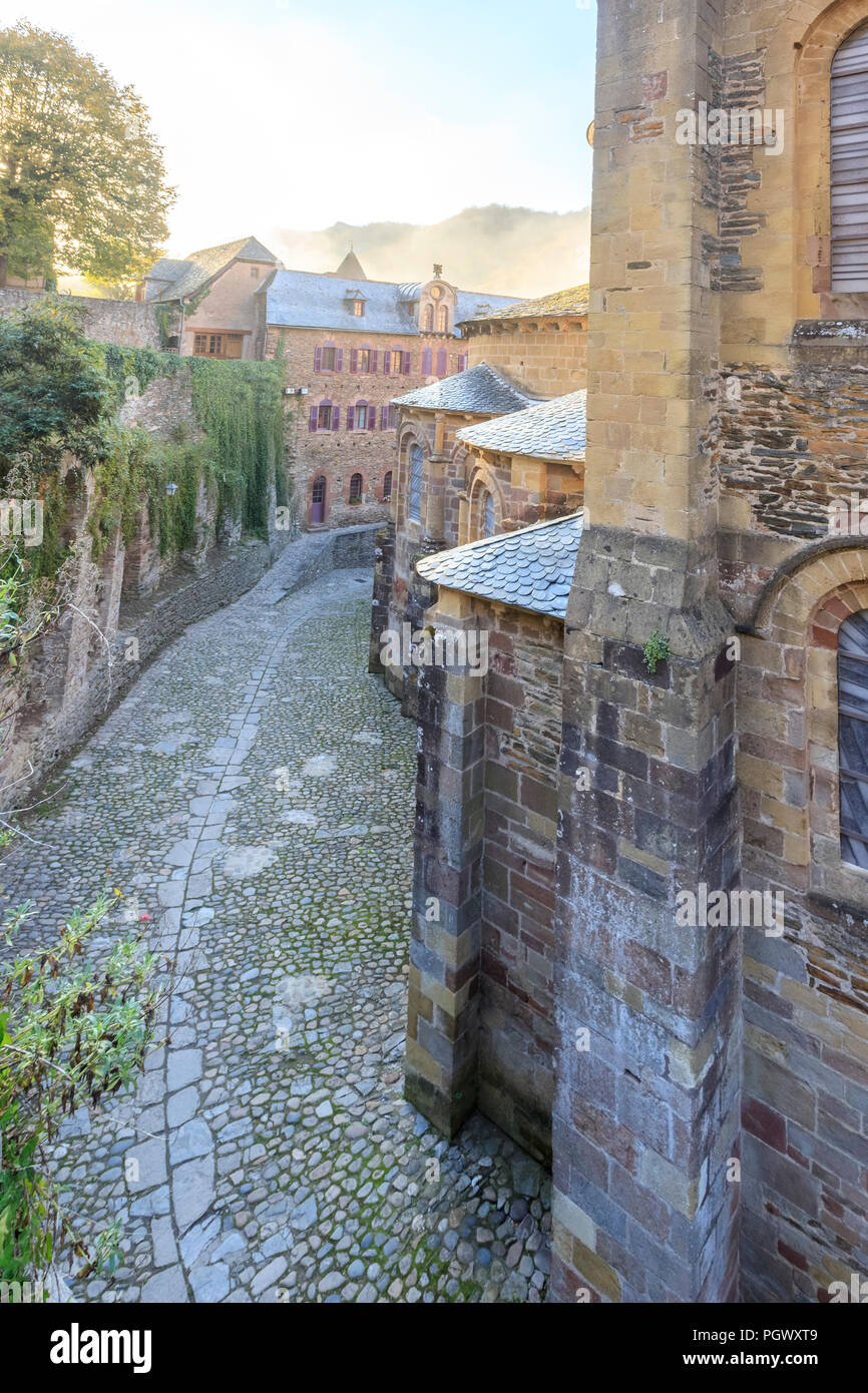 Frankreich, Aveyron, Conques, "Les Plus beaux villages de France (Schönste Dörfer Frankreichs), fahren Sie auf der El Camino de Santiago, Gasse stoppen Stockfoto