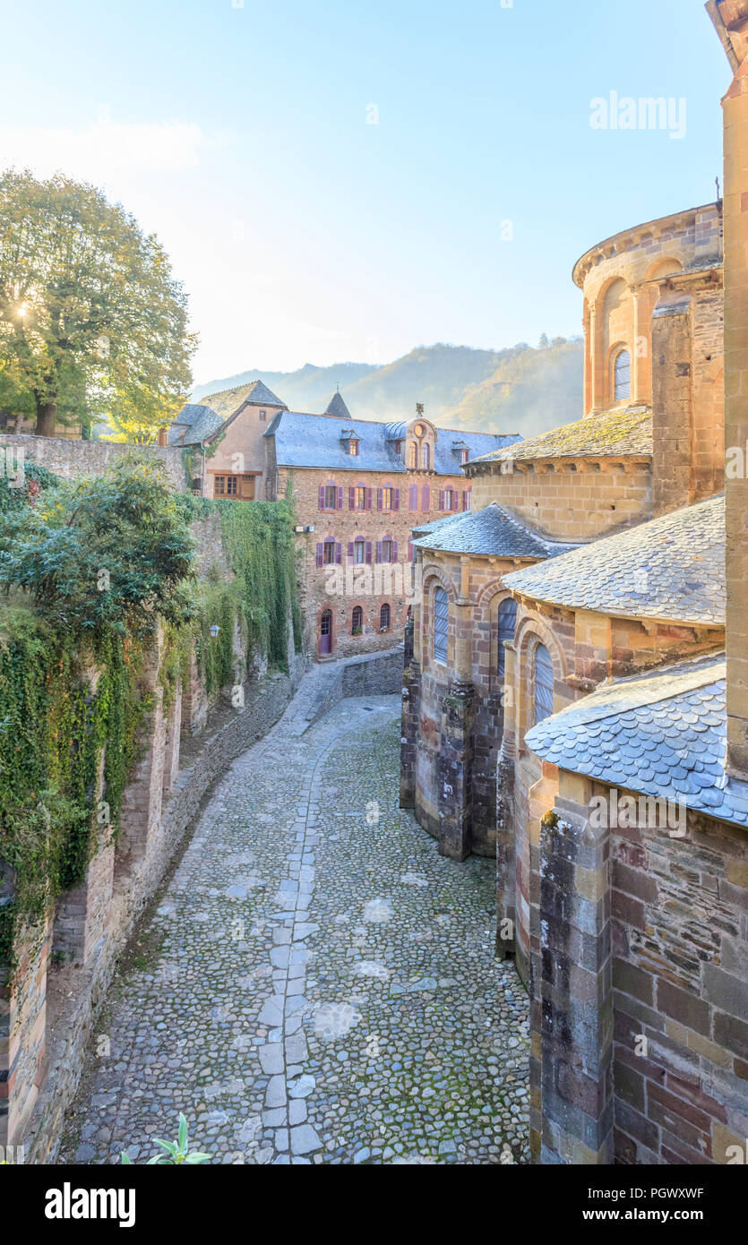 Frankreich, Aveyron, Conques, "Les Plus beaux villages de France (Schönste Dörfer Frankreichs), fahren Sie auf der El Camino de Santiago, Gasse stoppen Stockfoto