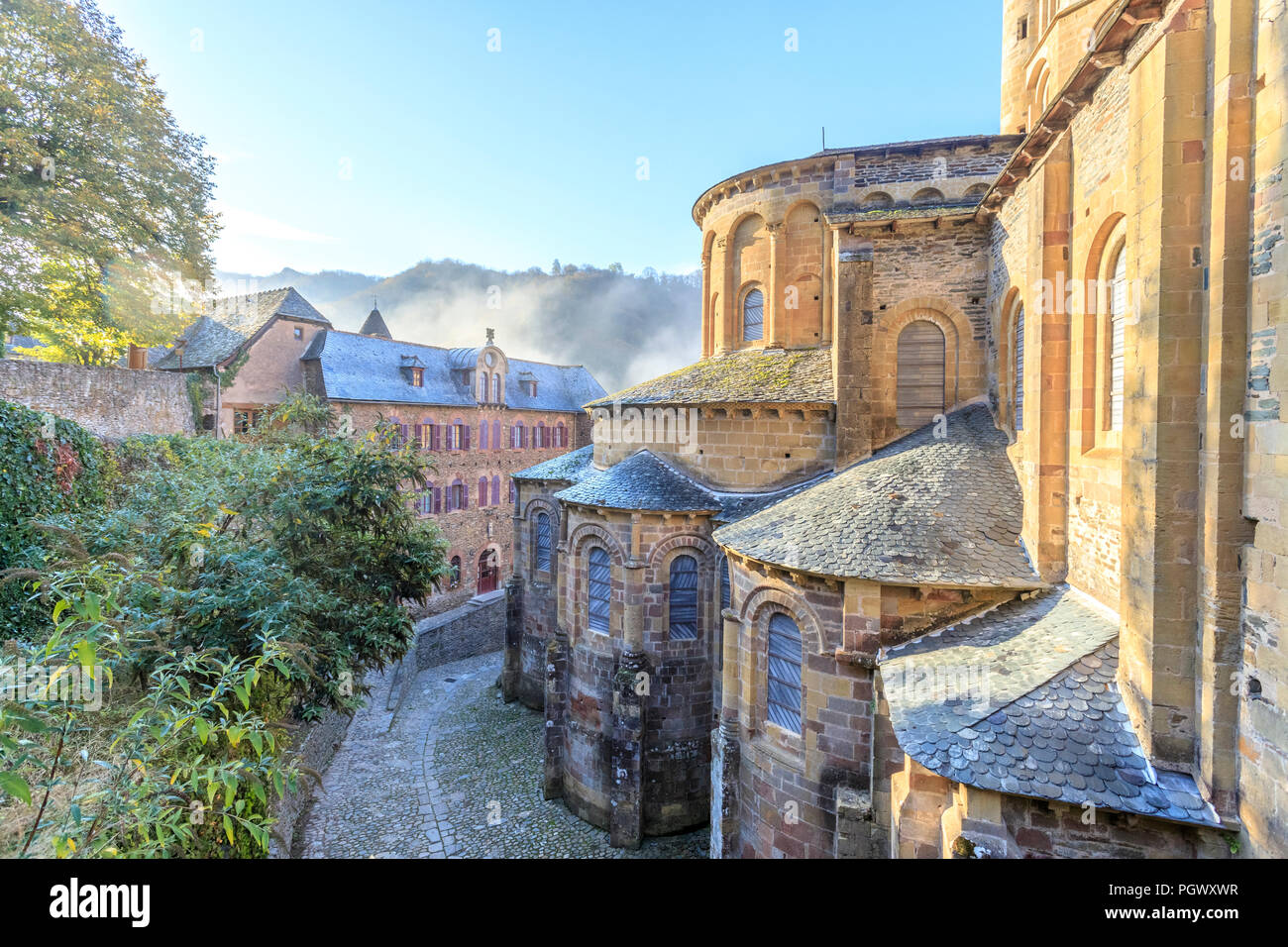 Frankreich, Aveyron, Conques, "Les Plus beaux villages de France (Schönste Dörfer Frankreichs), fahren Sie auf der El Camino de Santiago, Gasse stoppen Stockfoto