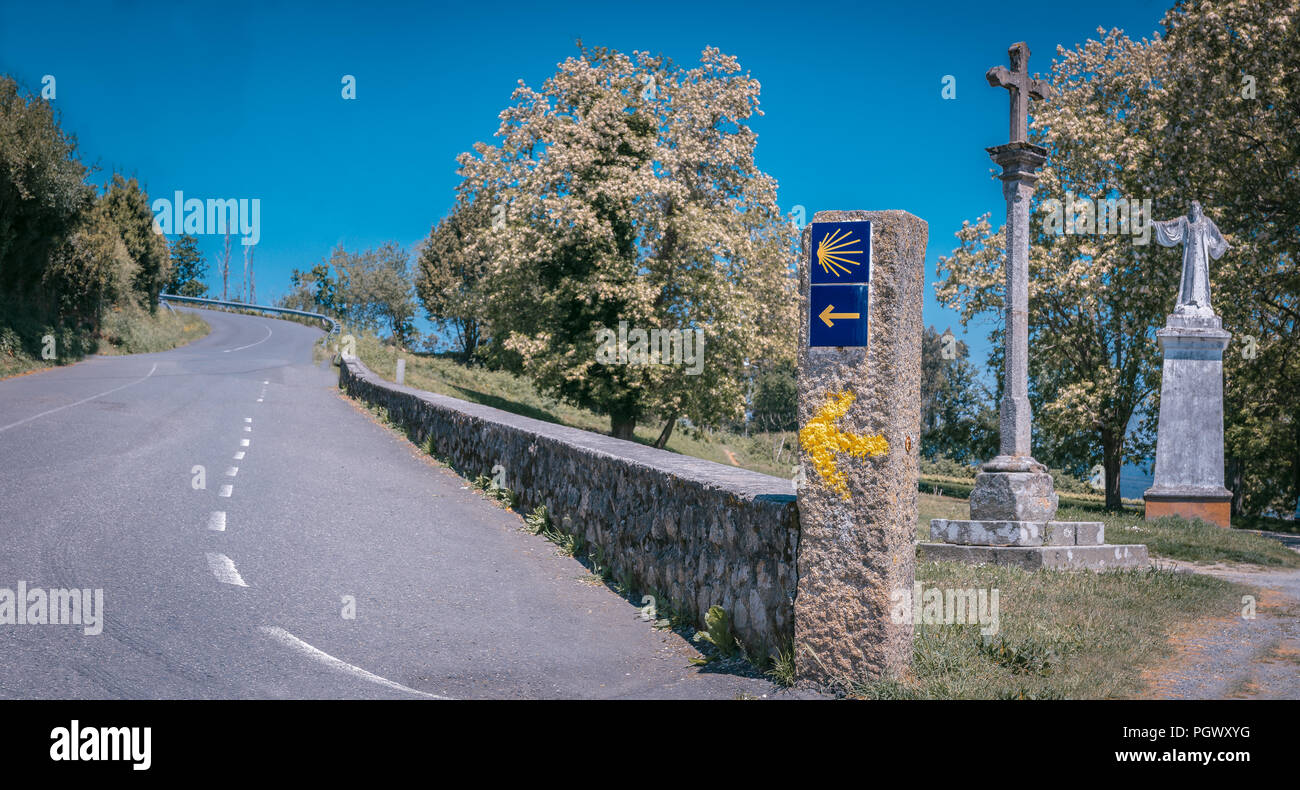 Wegweiser von Camino de Santiago Straße ein Kreuz und die Statue des Hl. Stockfoto Wegweiser von Camino de Santiago Straße ein Kreuz und die Statue des Hl. Stockfoto