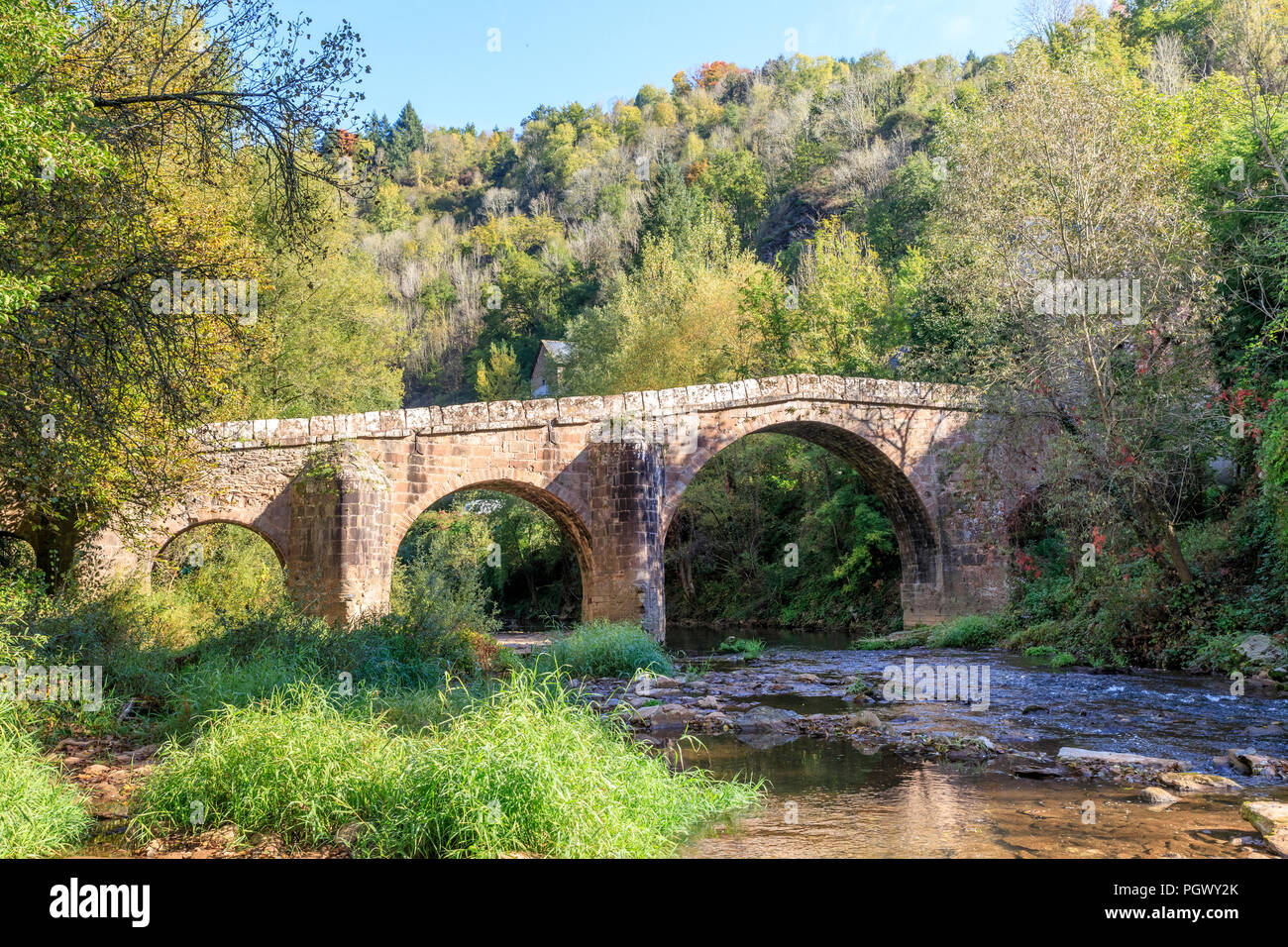 Frankreich, Aveyron, Conques, "Les Plus beaux villages de France (Schönste Dörfer Frankreichs), fahren Sie auf der El Camino de Santiago, Römische bri-Stop Stockfoto