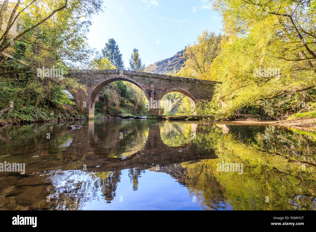 Frankreich, Aveyron, Conques, "Les Plus beaux villages de France (Schönste Dörfer Frankreichs), fahren Sie auf der El Camino de Santiago, Römische bri-Stop Stockfoto