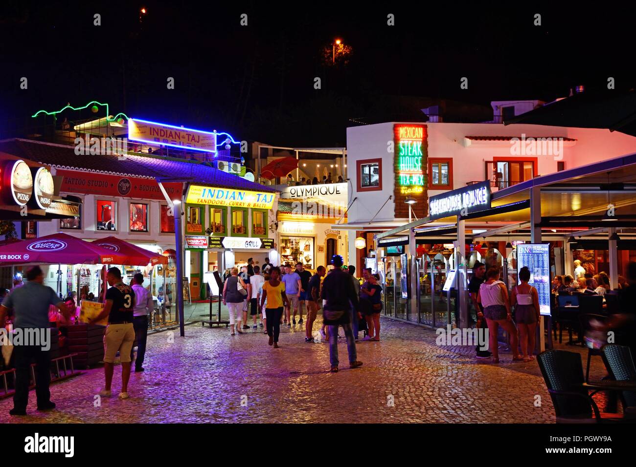 Anzeigen von Bars und Restaurants in der Largo Duarte Pachero Platz der Altstadt mit Touristen, die Einstellung, Albufeira, Portugal, Europa. Stockfoto