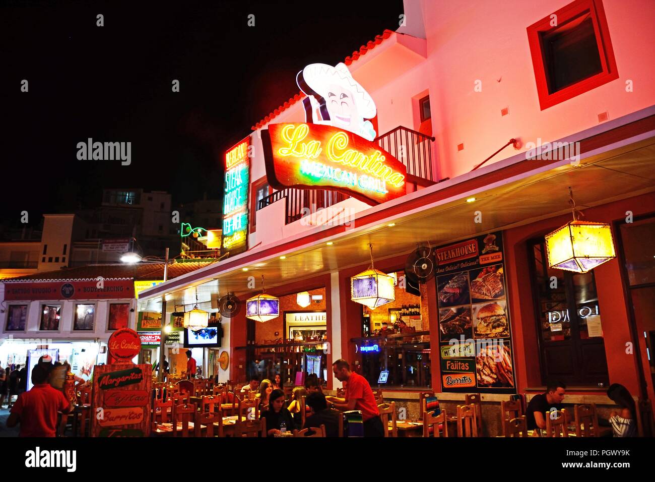 Touristen entspannen in einem mexikanischen Restaurant in der Largo Duarte Pachero Platz in der Altstadt bei Nacht, Albufeira, Portugal, Europa. Stockfoto