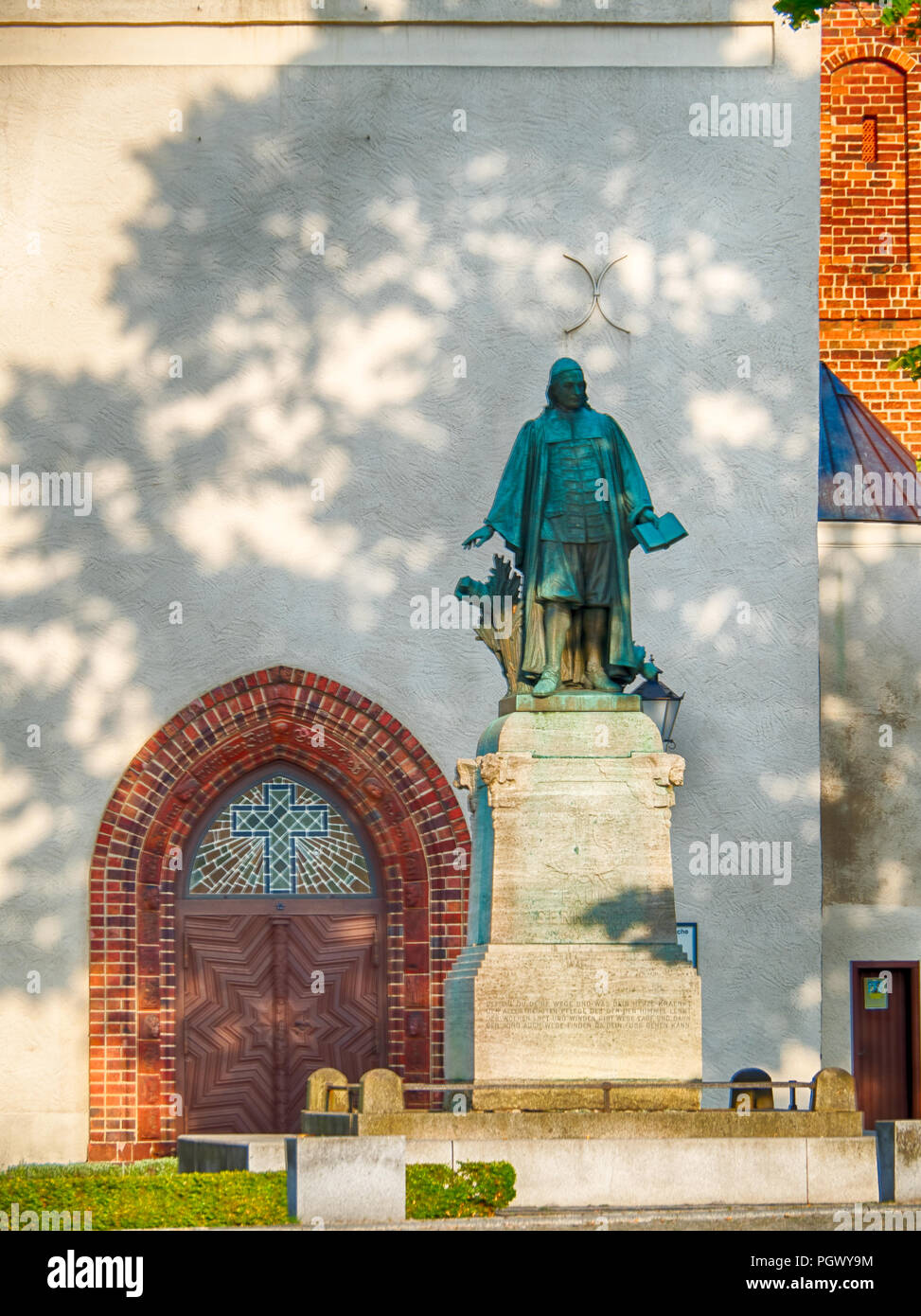 Paul Gerhardt Denkmal vor der Kirche in Lubben, Spreewald, Deutschland Stockfoto