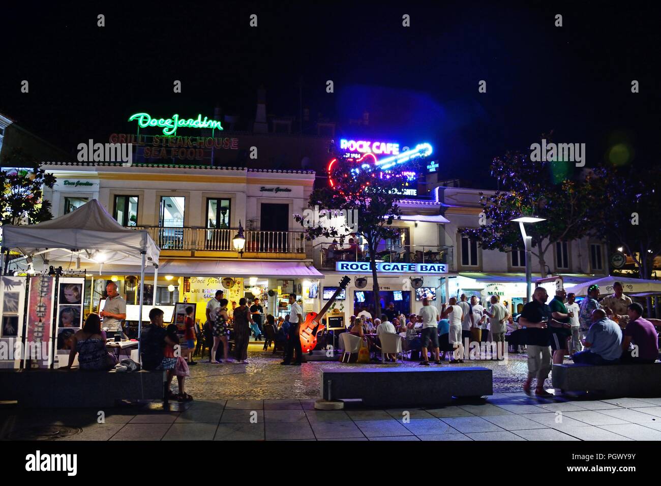 Blick auf den Largo Duarte Pachero Platz mit Bars und Restaurants an der Rückseite in der Altstadt mit Touristen, die Einstellung, Albufeira, Portugal, Stockfoto
