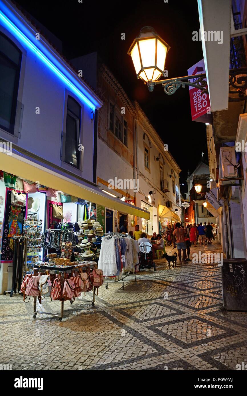 Einkaufsstraße in der Altstadt bei Nacht mit Touristen, die Einstellung, Albufeira, Portugal, Europa. Stockfoto