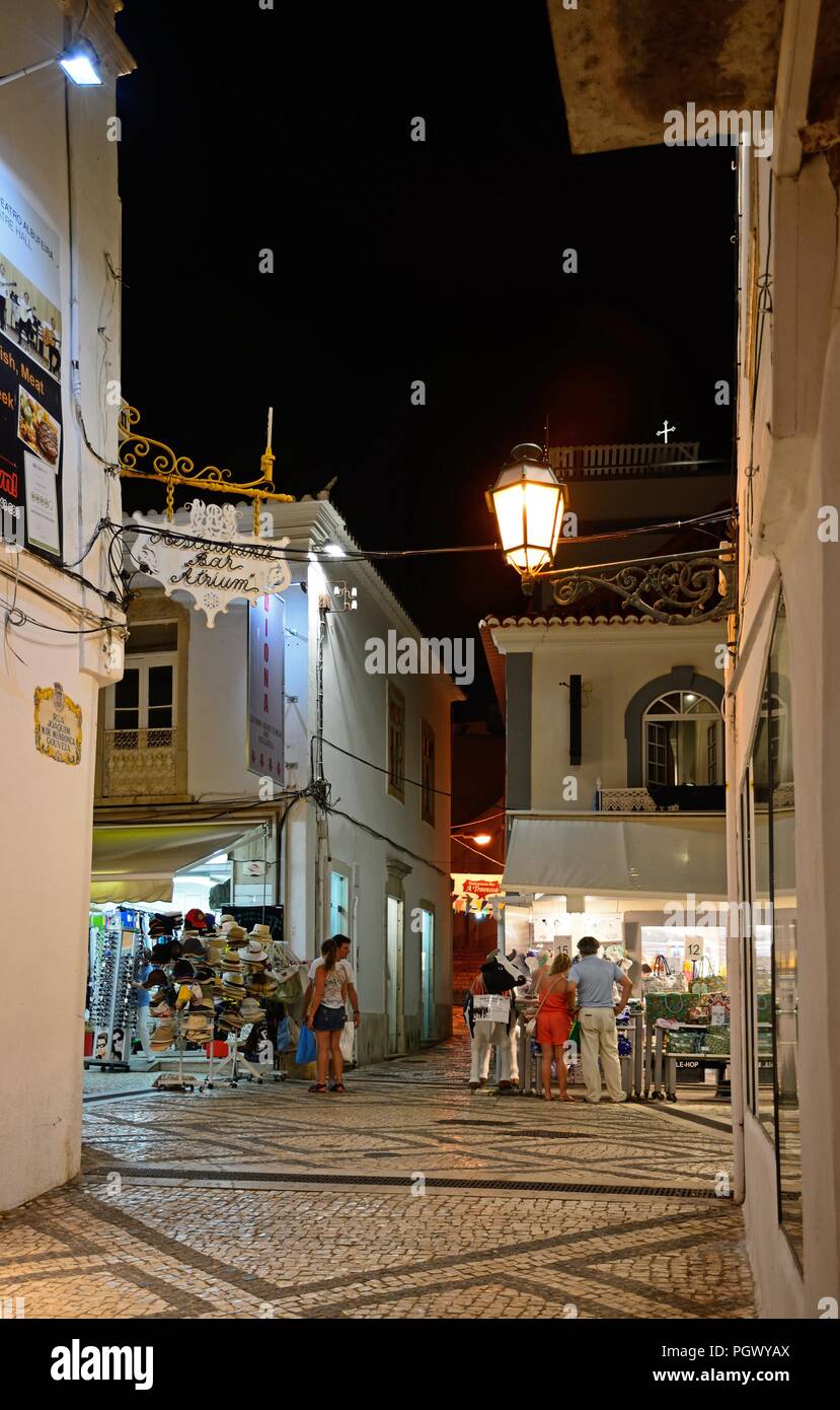 Einkaufsstraße in der Altstadt bei Nacht mit Touristen, die Einstellung, Albufeira, Portugal, Europa. Stockfoto