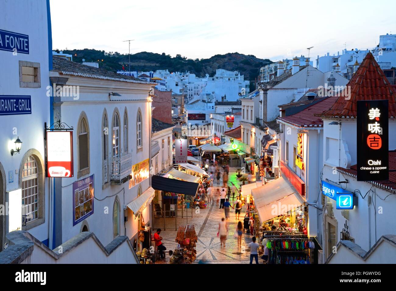 Ansicht des R 5 de Outubro Shopping Straße in den Abend mit Touristen, die Einstellung, Albufeira, Portugal, Europa. Stockfoto