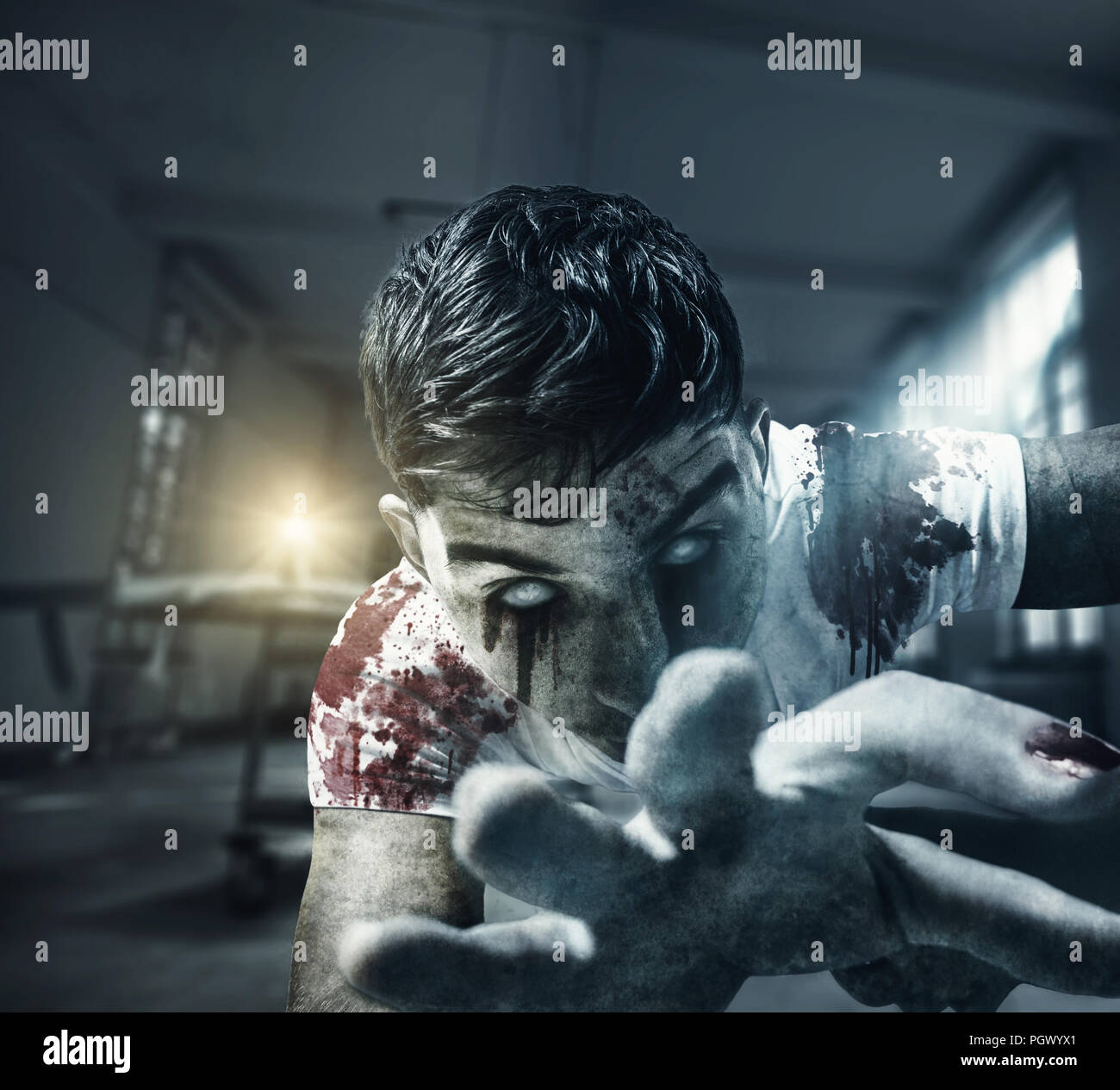 Horror zombie Greifen mit der Hand vor Kerzenlicht und Nebelschlussleuchte Stockfoto