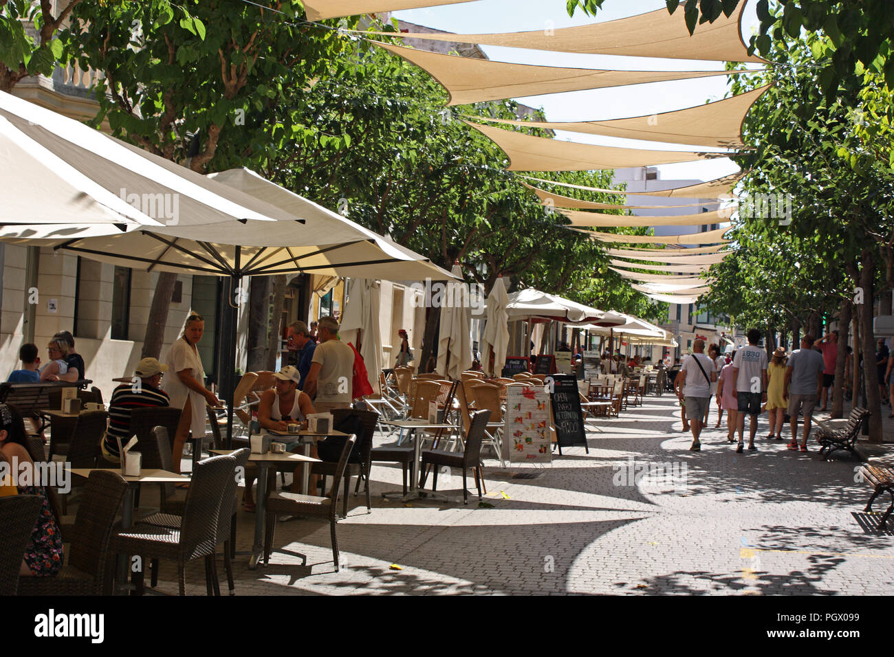 Spanien. Balearen. Menorca. Maó-Mahón. Stadtzentrum. Café im Freien. Stockfoto