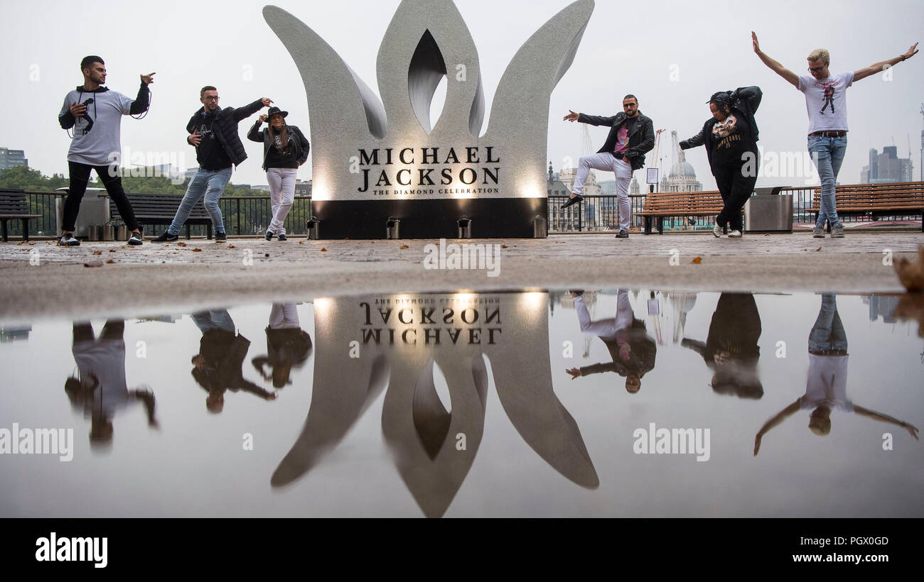 Weiterverbreitung KORREKTUR BILDAUSRICHTUNG Michael Jackson Fans pose mit einer 13 Fuß hohen jewelled Krone, die auf der Londoner South Bank installiert wurde zu markieren, was Michael Jackson's 60. Geburtstag gewesen wäre. Stockfoto