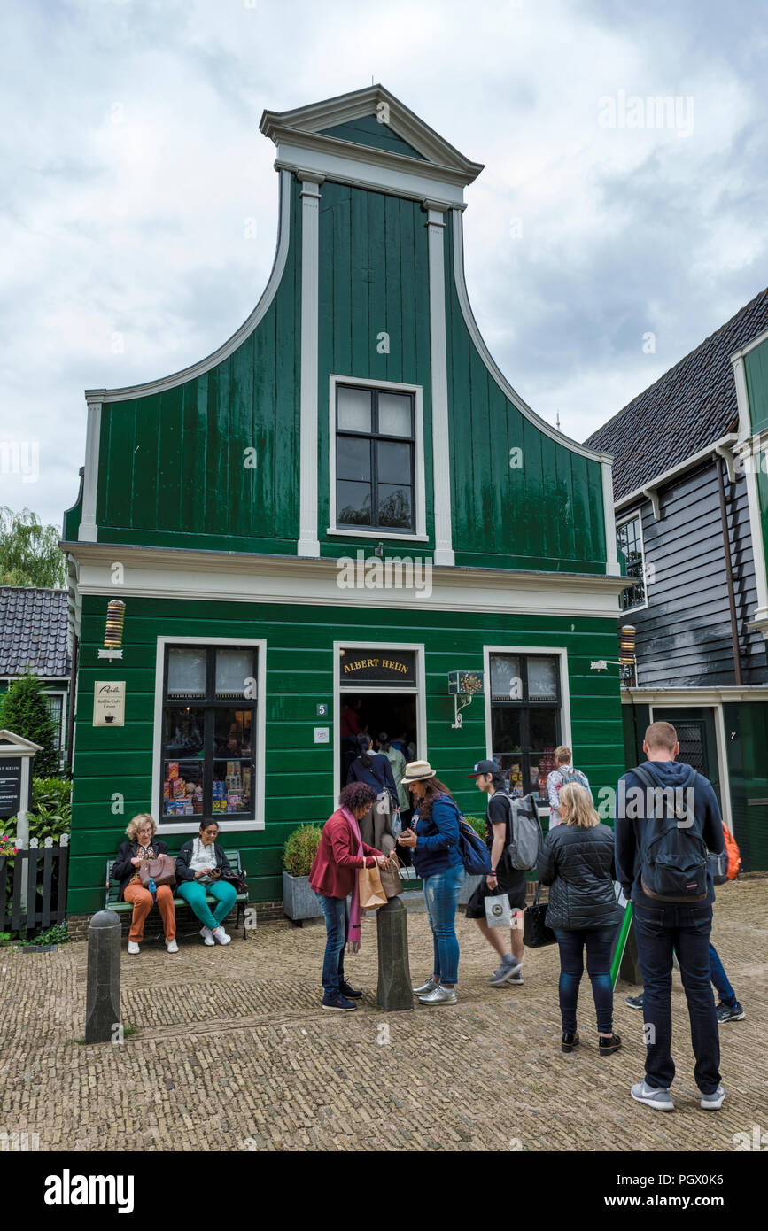 Zaandam, Niederlande, 28-Aug-2018: Menschen bei der ersten AH store in Zaanse Schans, bekannt für seine historischen Windmühlen, in Zaandam, Norden Hollands, in den Niederlanden, Albert Heijn ist nun ein sehr großen multinationalen Stockfoto