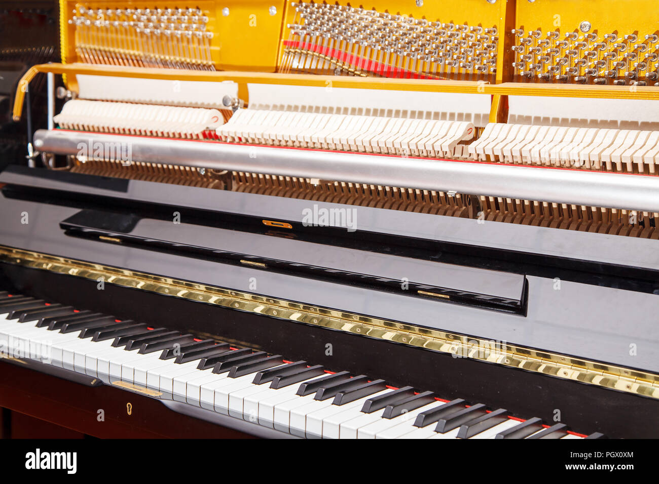 Neue moderne Piano mit Open Strings indoor closeup Stockfoto