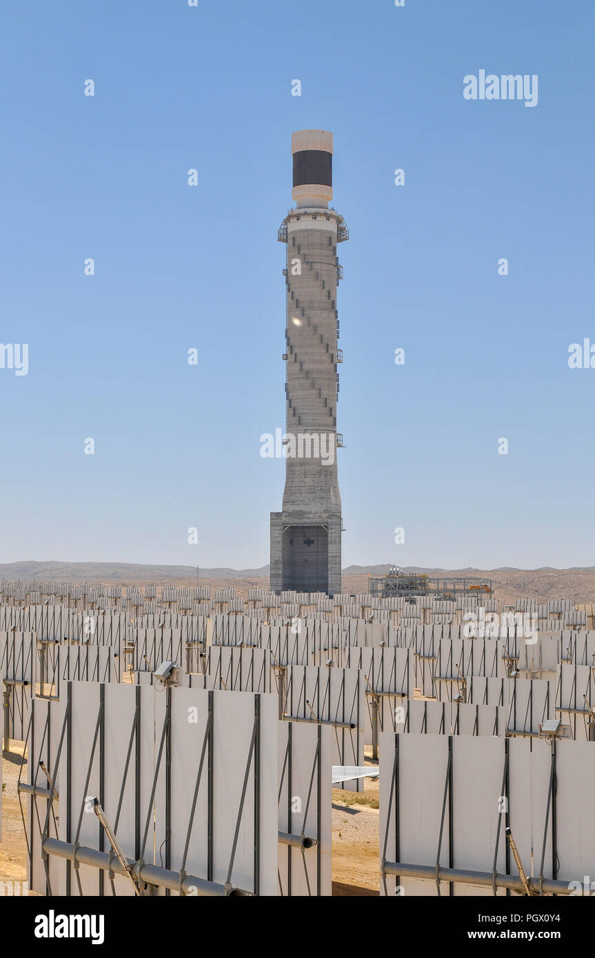 Die ashalim Power Station ist ein solarthermisches Kraftwerk in der Wüste Negev in der Nähe des Kibbuz von Ashalim, in Israel. Die Station wird 121 geben mir Stockfoto