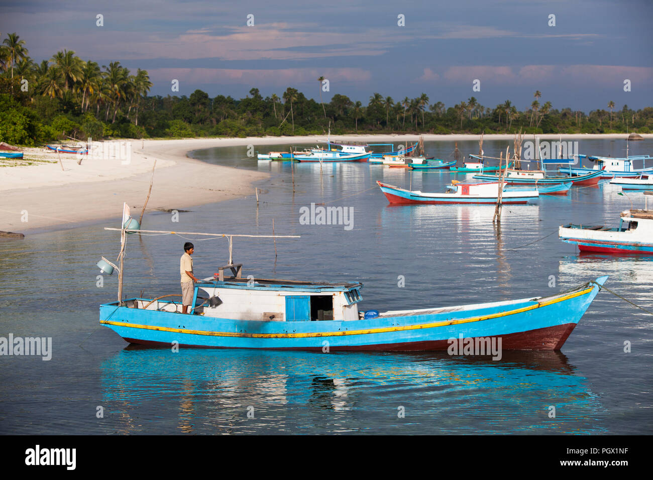 Ein Fischer bereitet sein Schiff am frühen Morgen auf der Insel Belitung, Indonesien. Stockfoto