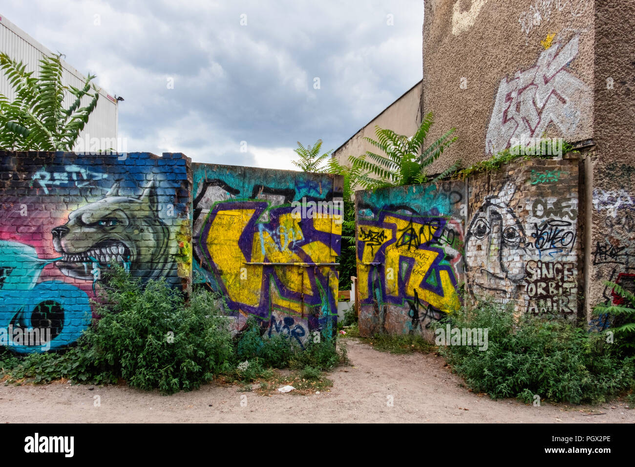 Berlin, Friedrichshain. Blick auf die Straße der alten Gebäude und Mauer in Graffiti und Street Art abgedeckt Stockfoto