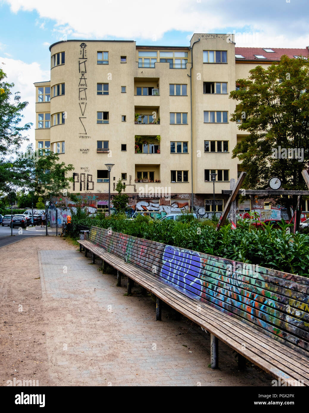 Friedrichshain-Berlin, Revaler Straße Straße, Gebäude, Park, Graffiti überdachte Holzbänke Stockfoto
