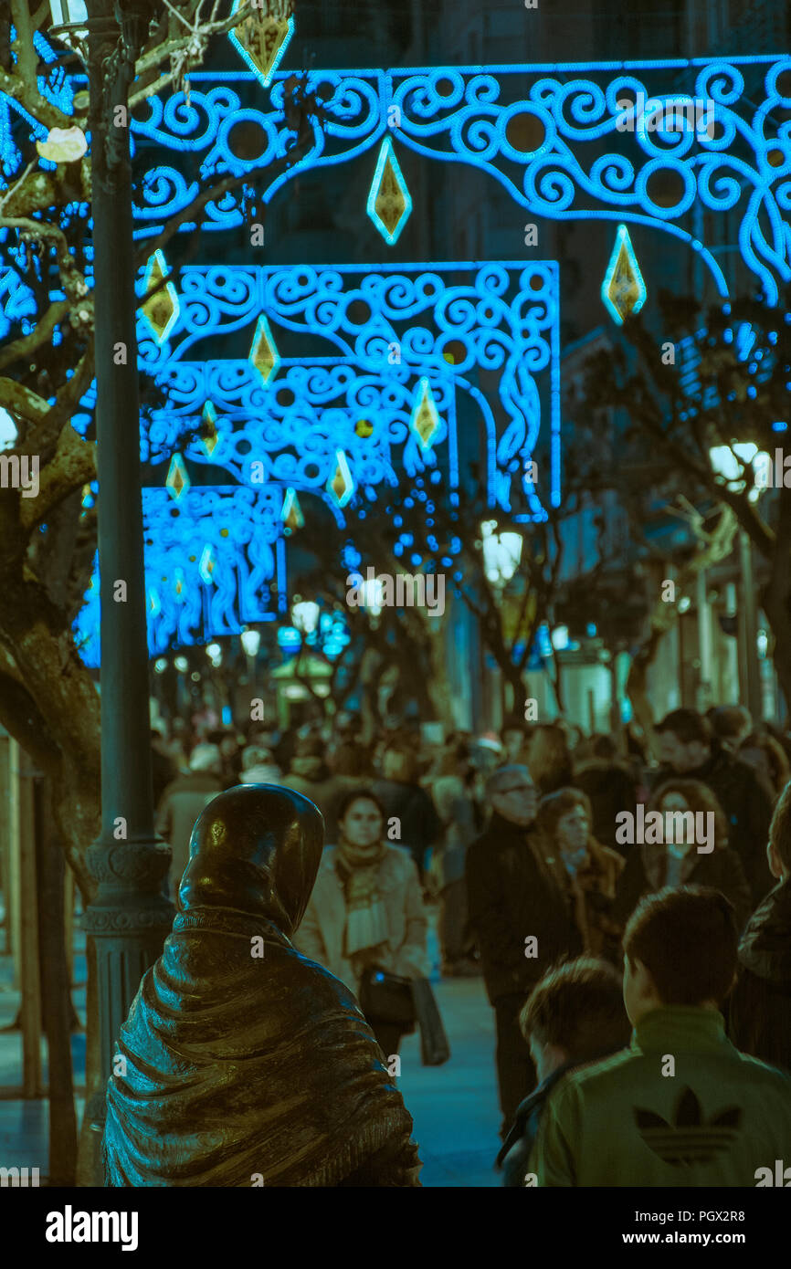 OURENSE, Galizien/ESPAÑA - 24 DE NOVEMBER DE 2017: Luces de Navidad en Las calles. Stockfoto