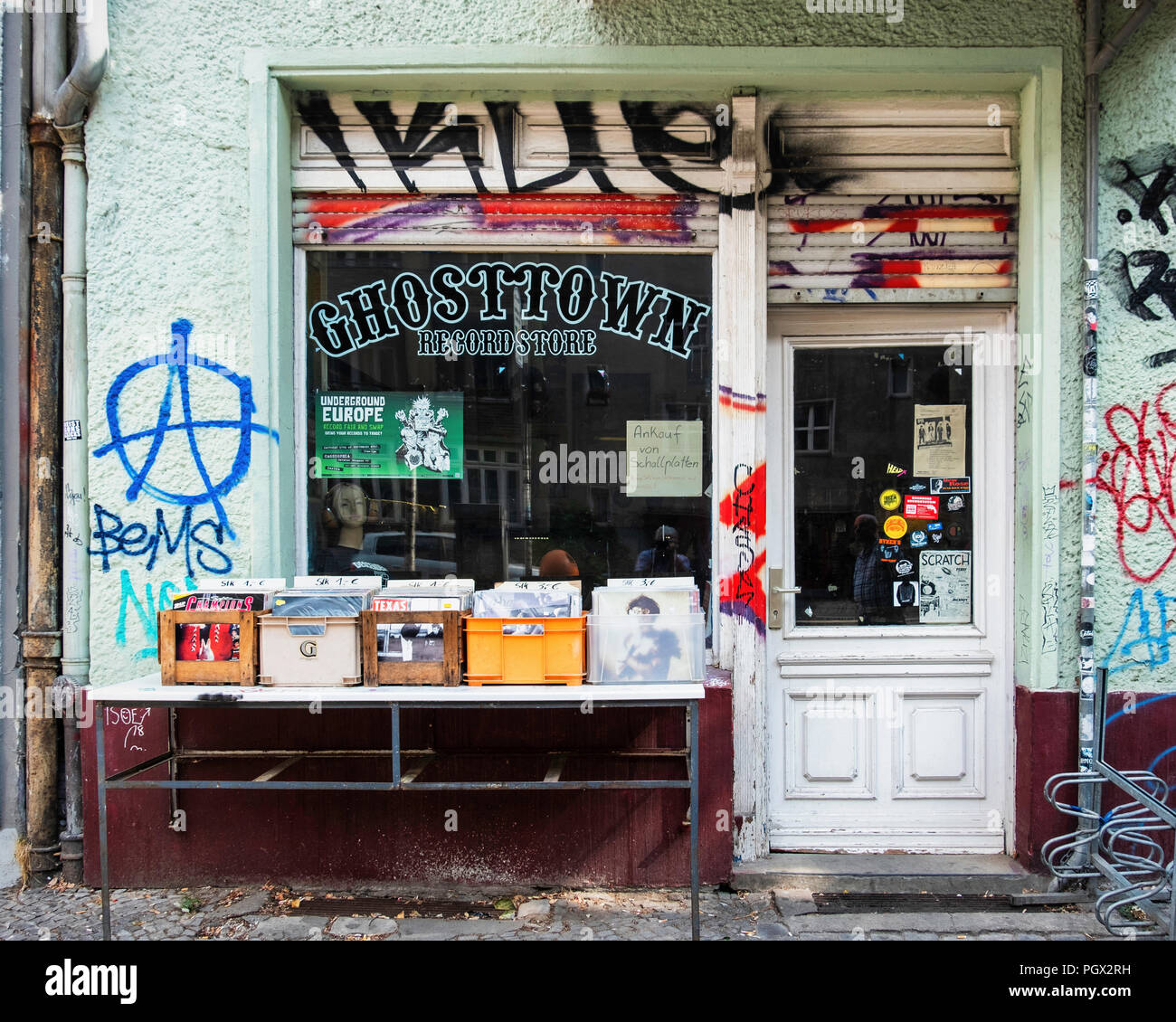 Berlin, Friedrichshain. Ghost Town Record Store. Shop Verkauf von  Schallplatten. Außen & Display Fenster Stockfotografie - Alamy