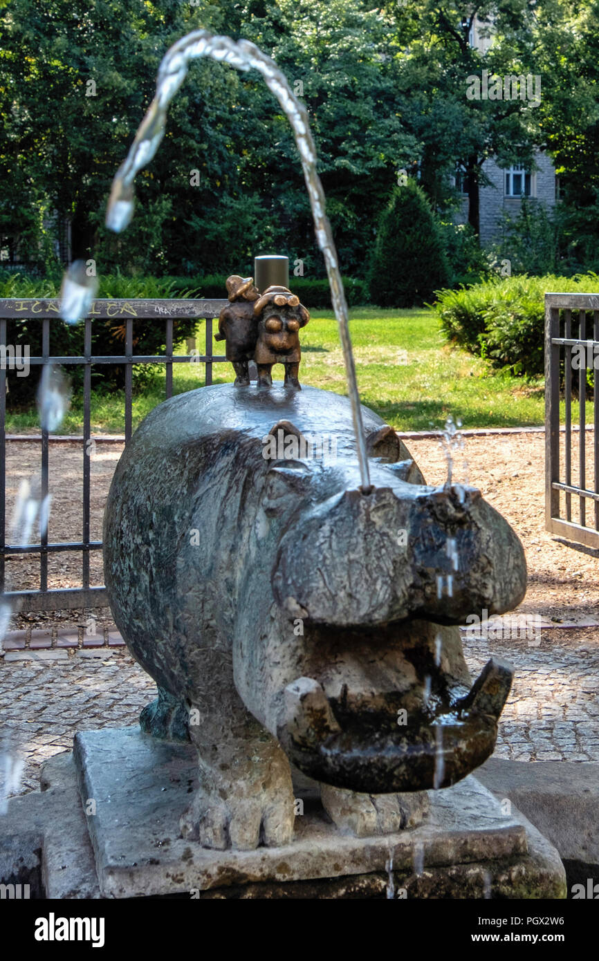 Berlin-Friedrichshain Bronze HIPPOPOTAMUS Brunnen mit Sandstein Becken von Nikolaus Bode 1978. 2 kleine Figuren der Großwildjäger auf Hippo zurück Stockfoto