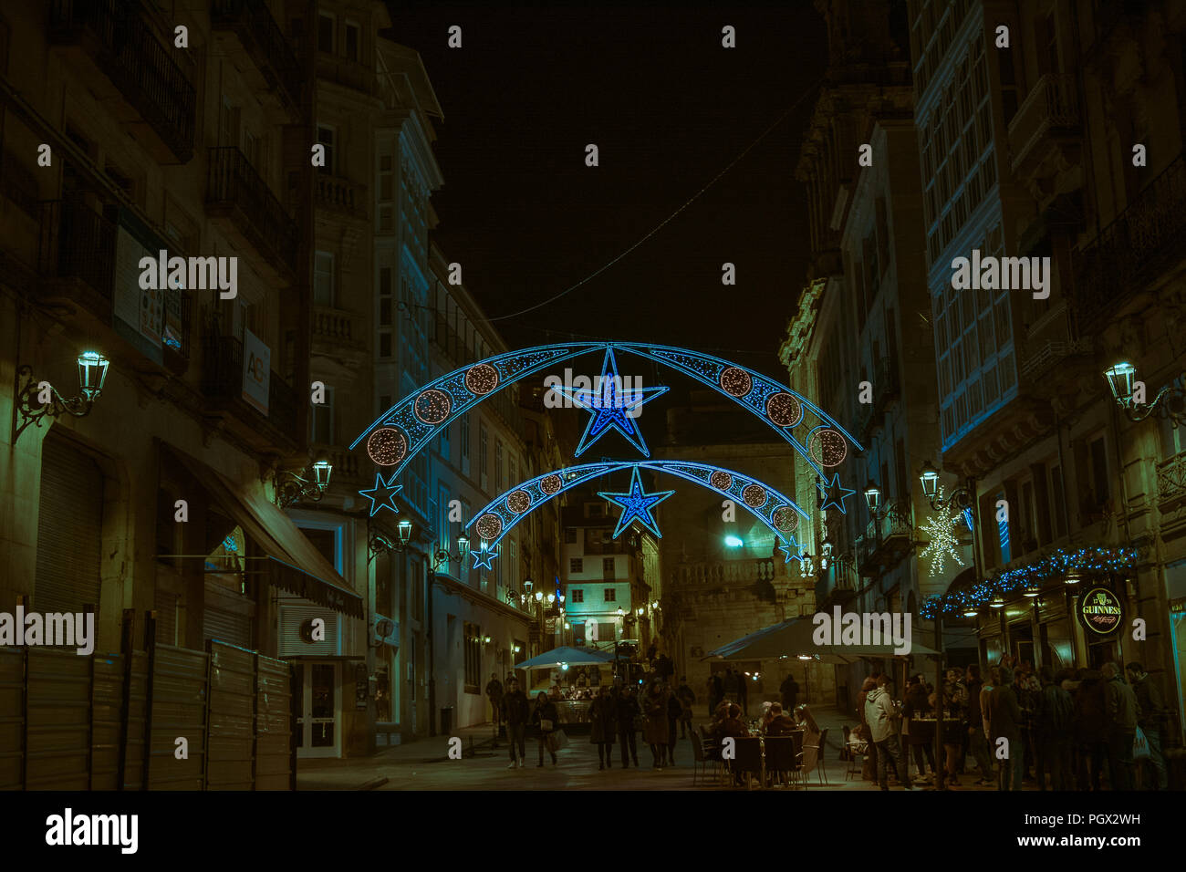 OURENSE, Galizien/ESPAÑA - 24 DE NOVEMBER DE 2017: Luces de Navidad en Las calles. Stockfoto
