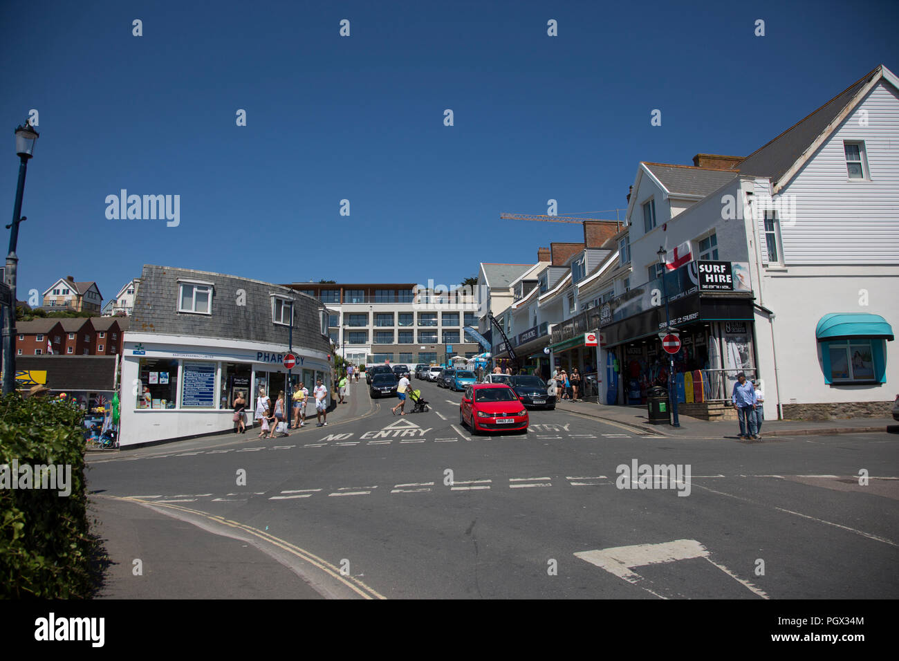 Woolacombe Stadtmitte in North Devon England an einem sonnigen Tag mit Autos und Touristen und ein strahlend blauen Himmel ohne Wolken Stockfoto