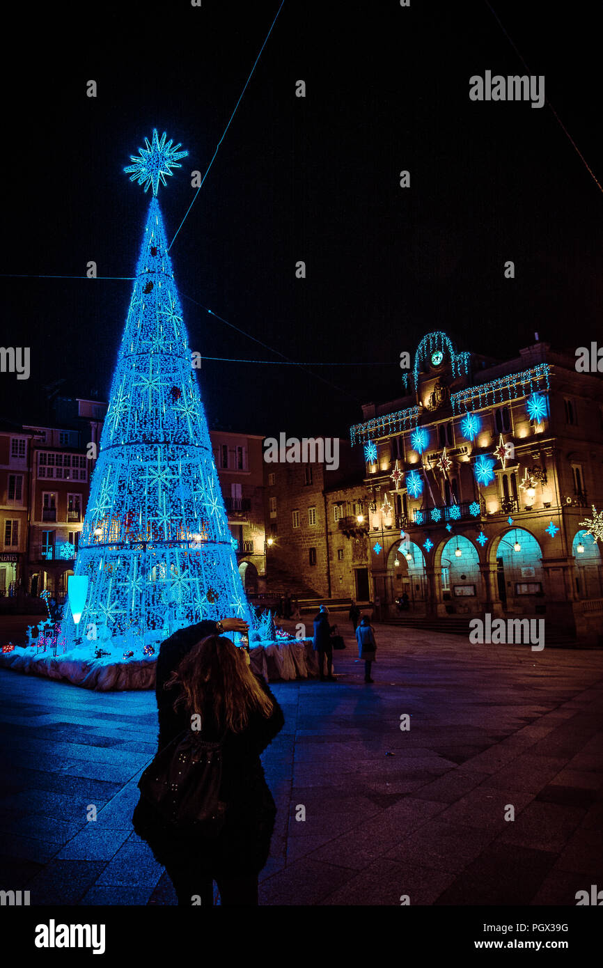 OURENSE, Galizien/ESPAÑA - 24 DE NOVEMBER DE 2017: Luces de Navidad en Las calles. Stockfoto