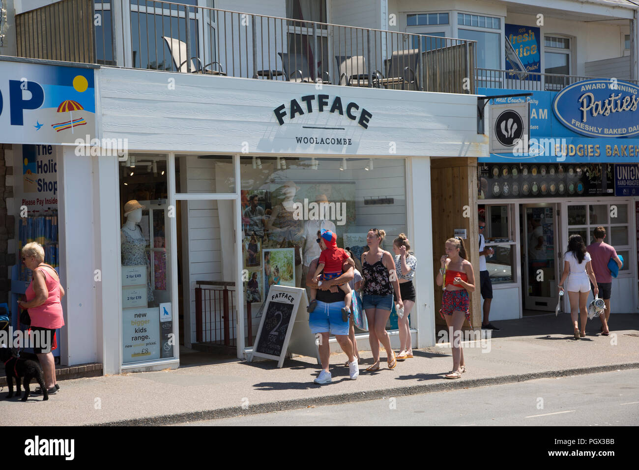 Fatface shop in Woolacombe Strand in North Devon, an einem sonnigen Tag in der englischen Sommer mit Urlauber zu Fuß den Shop weitergeleitet Stockfoto