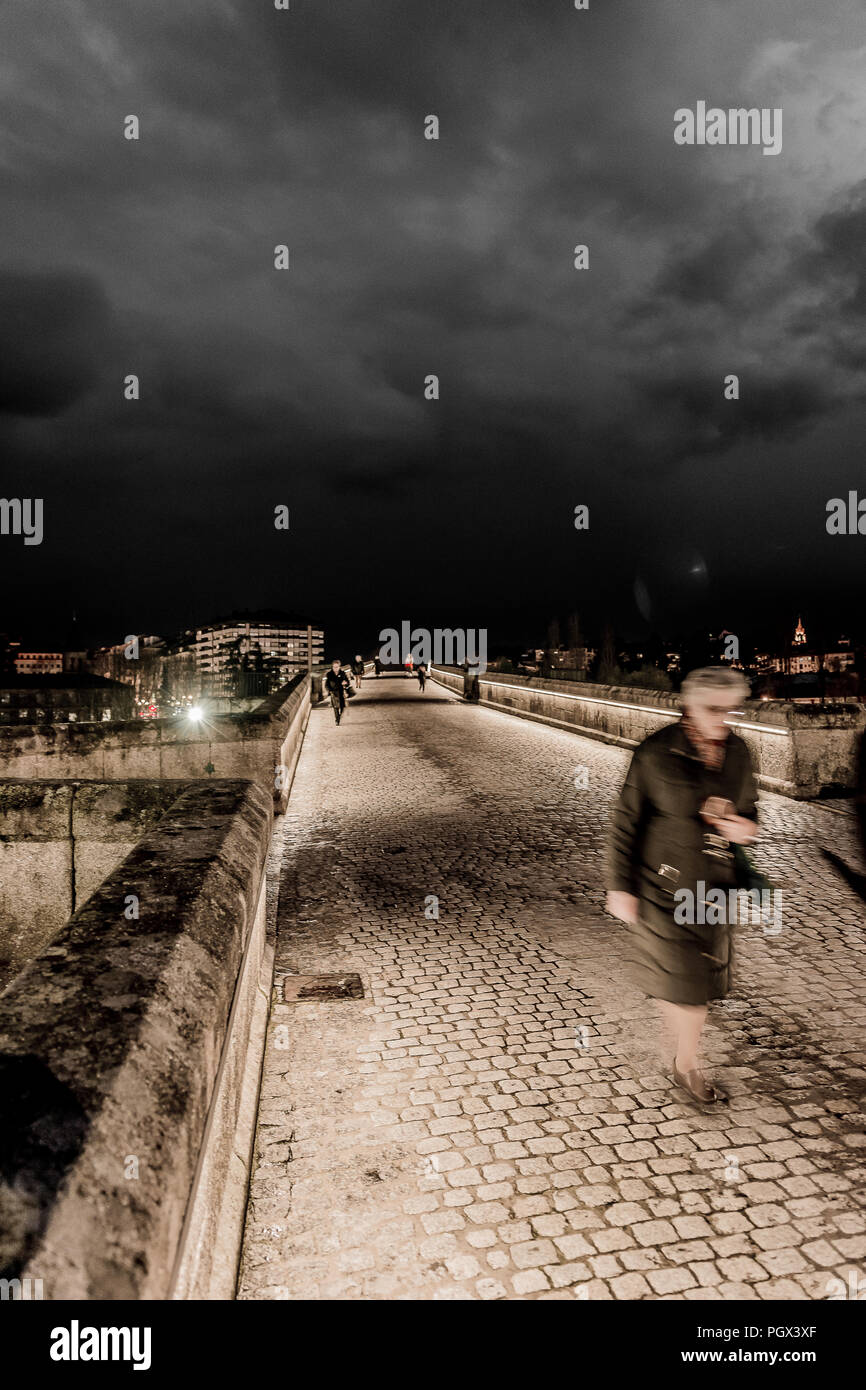 OURENSE, Galizien/ESPAÑA - 18 de marzo de 2018: Fotos nocturnas en el Puente Romano. Stockfoto OURENSE, Galizien/ESPAÑA - 18 de marzo de 2018: Fotos nocturnas en el Puente Romano. Stockfoto