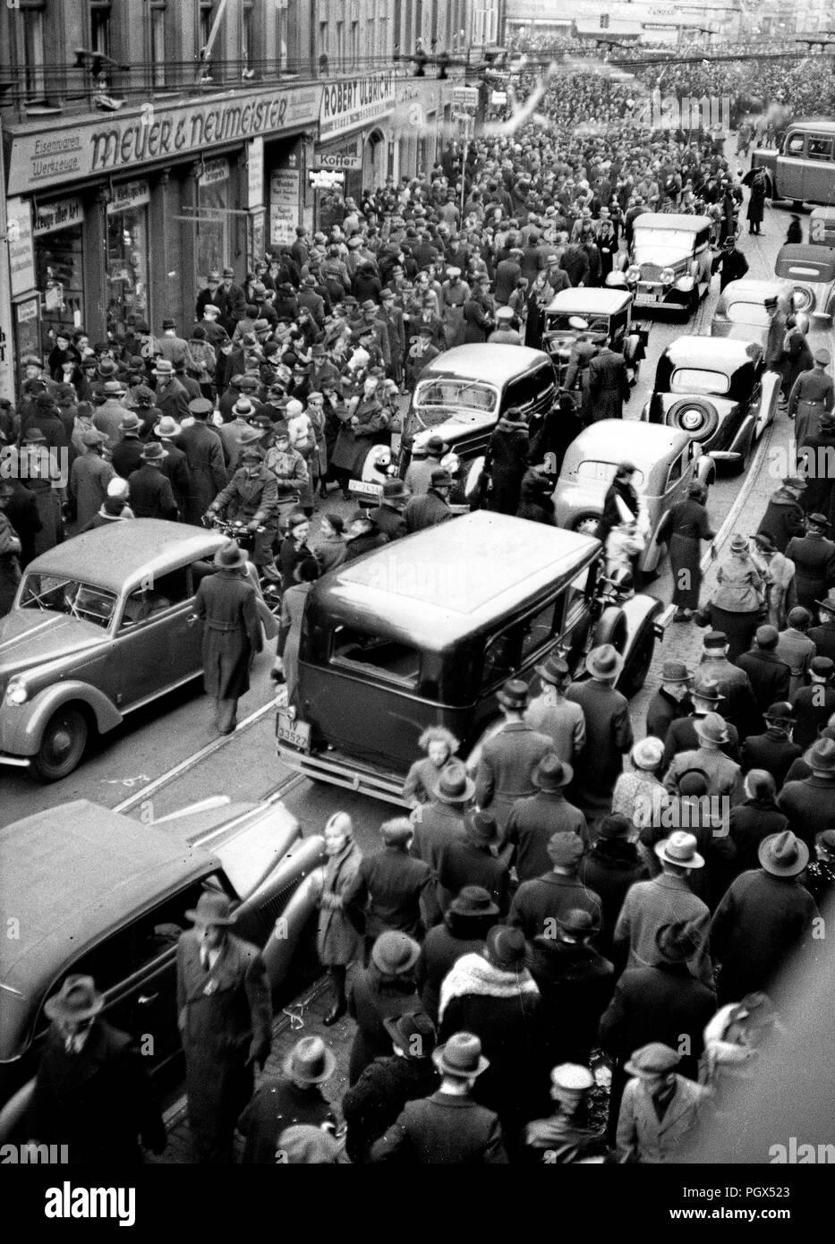 Viel befahrenen Straße Szene Leute und Fahrzeuge in Chemnitz, Deutschland 1938 Stockfoto