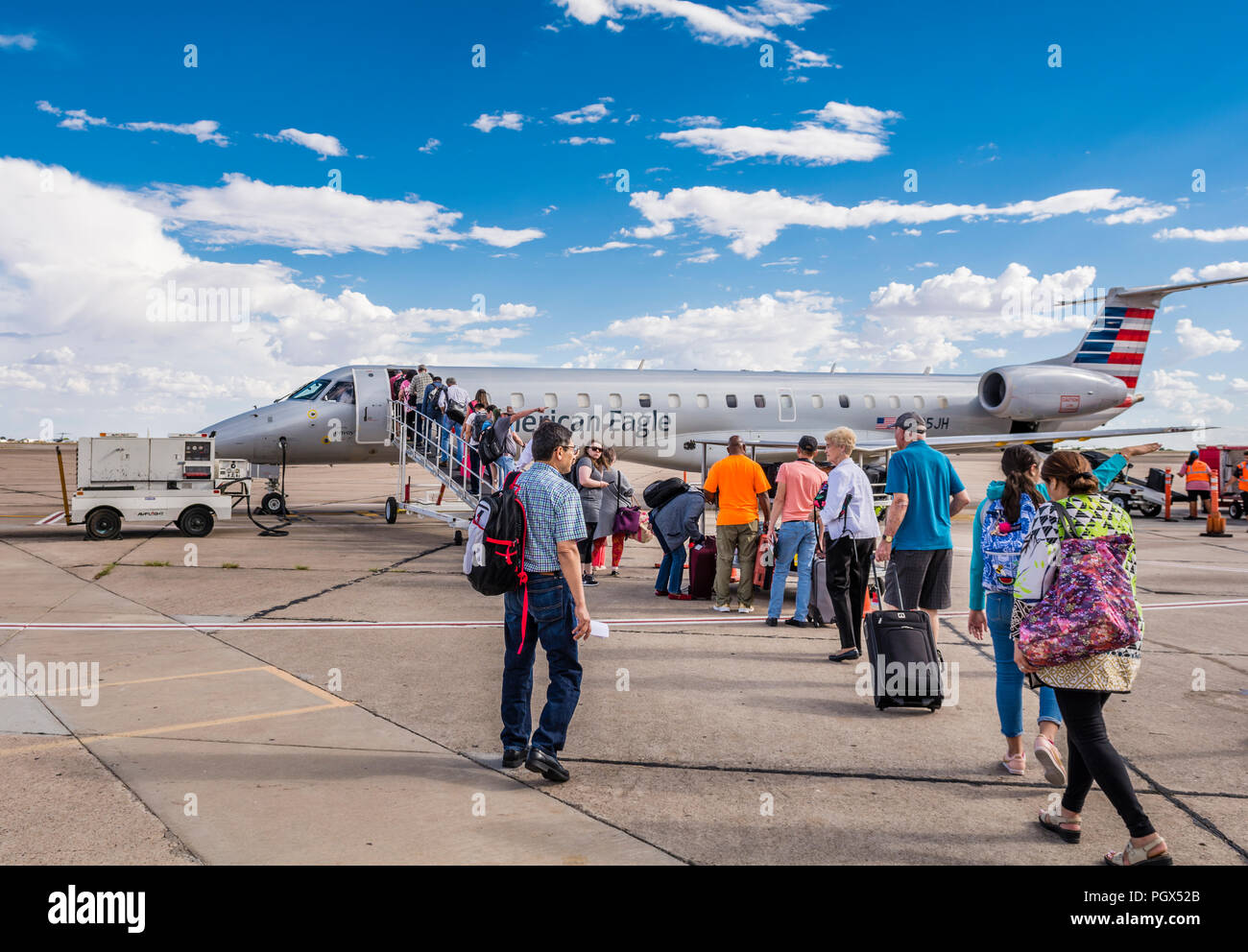 Passagiere ein American Airlines, American Eagle Embraer 140 Flugzeuge aus dem Asphalt mit airstairs am Flughafen in Roswell, New Mexico USA. Stockfoto