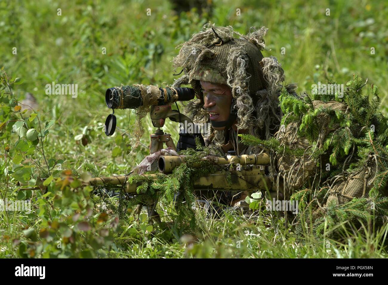 Ein Sniper Team aus dem 1 Airborne Brigade japanischen Boden Verteidigung-kraft bietet Unterstützung durch Feuer während des Trainings mit US-Armee Alaska 1 Stryker Brigade Combat Team, 25 Infanterie Division bei Joint Base Elmendorf-Richardson als Teil der Übung Arktis Aurora, 14. Juni 2018. Arktis Aurora ist eine jährliche bilaterale Übung, in denen Elemente von U.S. Army Alaska und die JGSDF, die auf die Stärkung der Bindungen zwischen den beiden durch Ausführen von kombinierten kleine Einheit airborne Kenntnisse und grundlegende Kleinwaffen Treffsicherheit mit Schwerpunkt auf der Bekämpfung der Bereitschaft und Interoperabilität konzentriert werden. Stockfoto