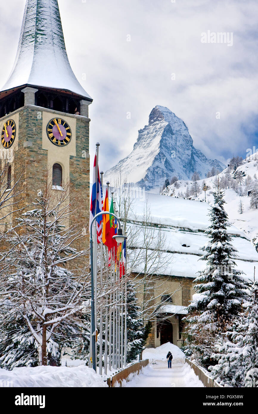 Pfarrkirche St. Mauritius katholische Kirche unter der drohenden Matterhorn, Zermatt, Wallis, Schweiz Stockfoto