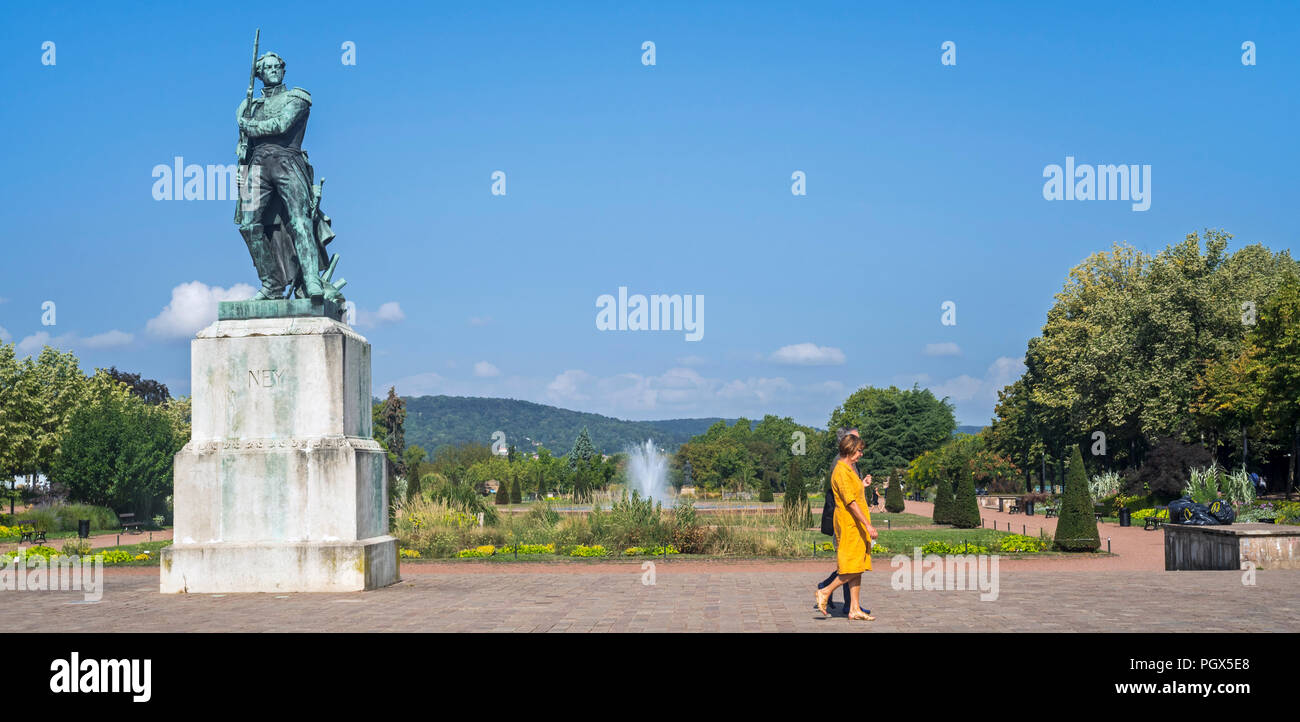 Marechal Ney Denkmal / Statue von Marschall Ney und ältere Touristen zu Fuß in der Esplanade in der Stadt Metz, Moselle, Lorraine, Frankreich Stockfoto
