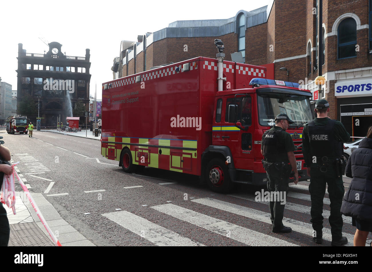 Die nordirische Feuerwehr Befehl Support Unit verlässt die Szene am Primark store in der historischen 5-stöckigen Bank Gebäude im Stadtzentrum von Belfast, wo ein großbrand am Dienstag brach. Stockfoto