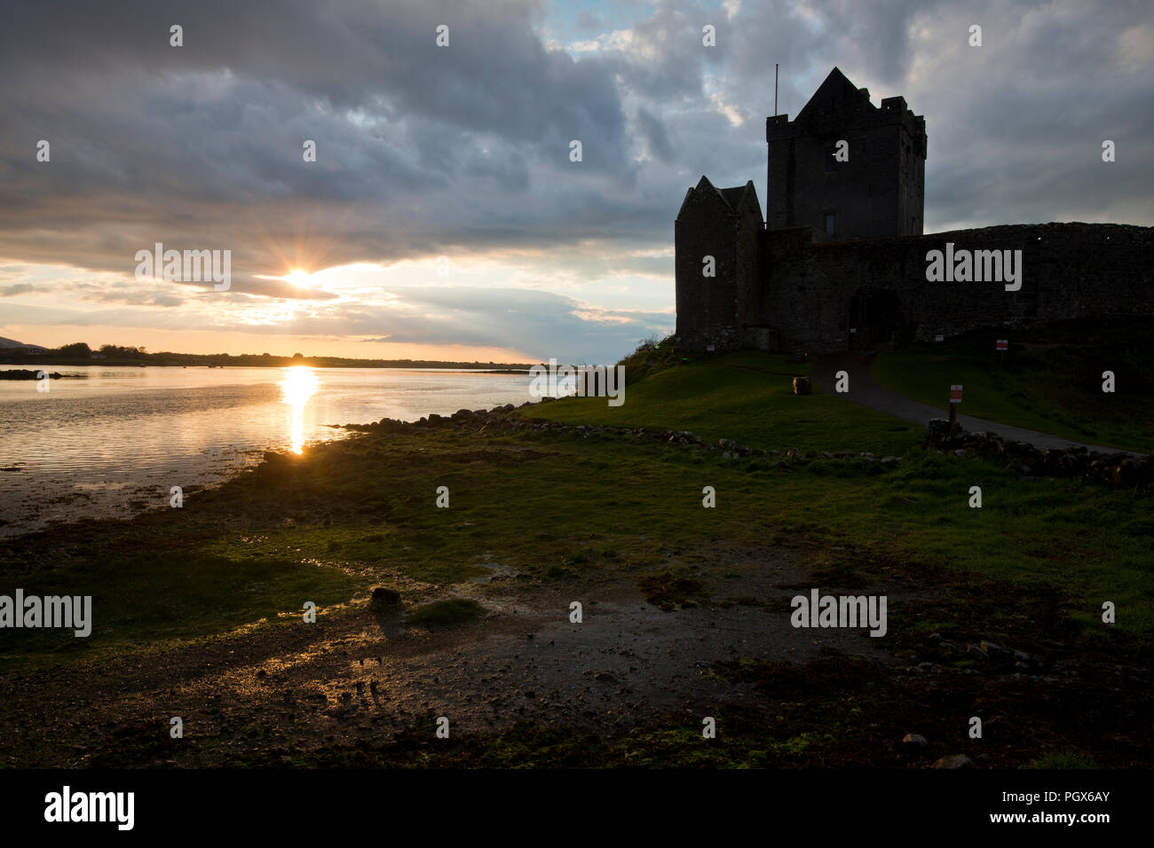 Silhouette, Dunguaire Castle Castle, Kinvara, Cinn Mhara, County Galway, Irland Stockfoto