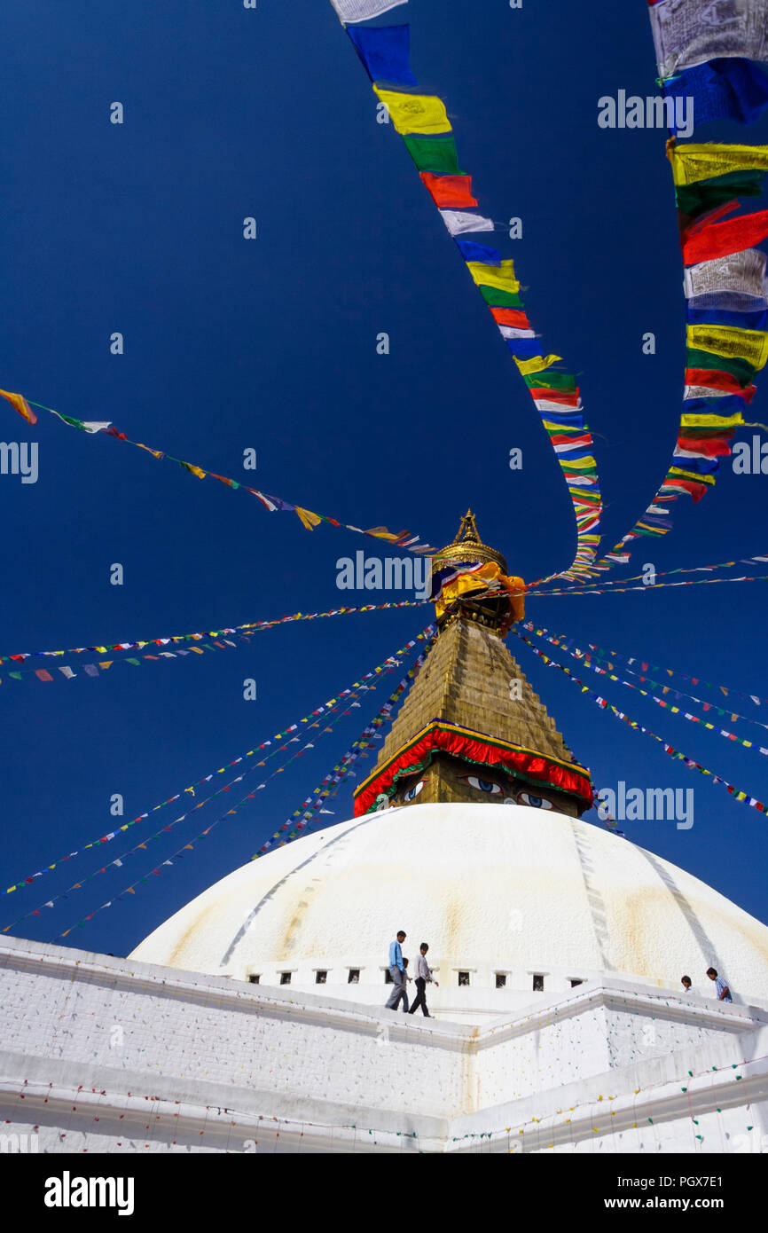 Bodhnath, Katmandu, Bagmati, Nepal: Menschen gehen um den großen Stupa von Bodhnath, das größte in Asien und eines der größeren in der Welt. Stockfoto