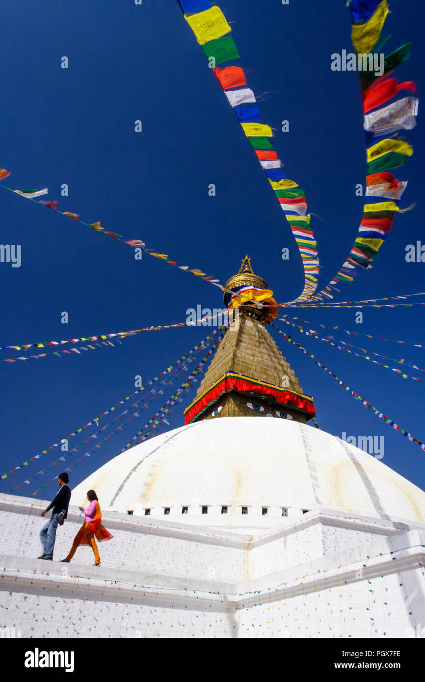 Bodhnath, Katmandu, Bagmati, Nepal: Menschen gehen um den großen Stupa von Bodhnath, das größte in Asien und eines der größeren in der Welt. Stockfoto