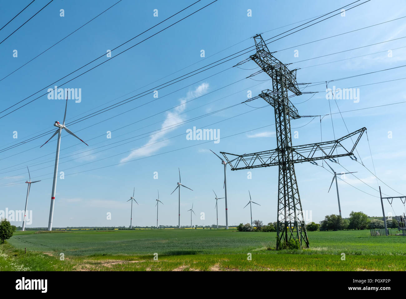 Versorgungsleitungen und Windkraftanlagen in ländlichen Deutschland gesehen Stockfoto