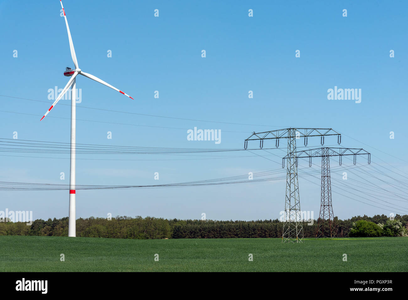 Freileitungen und Windkraftanlagen in den Feldern in Deutschland Stockfoto
