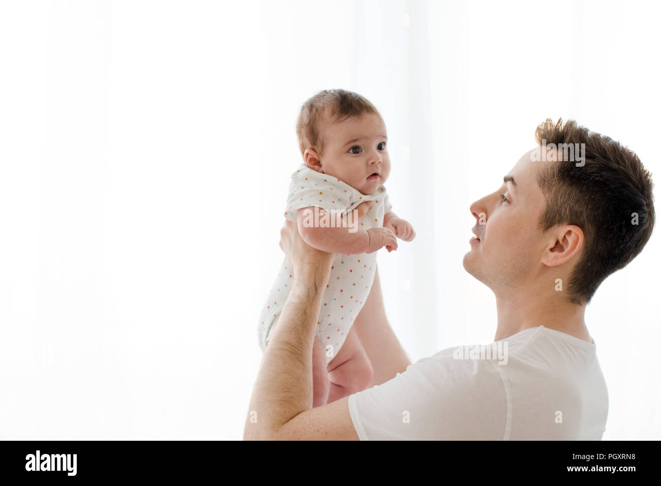 Mann mit Neugeborenen auf weißem Hintergrund Stockfoto