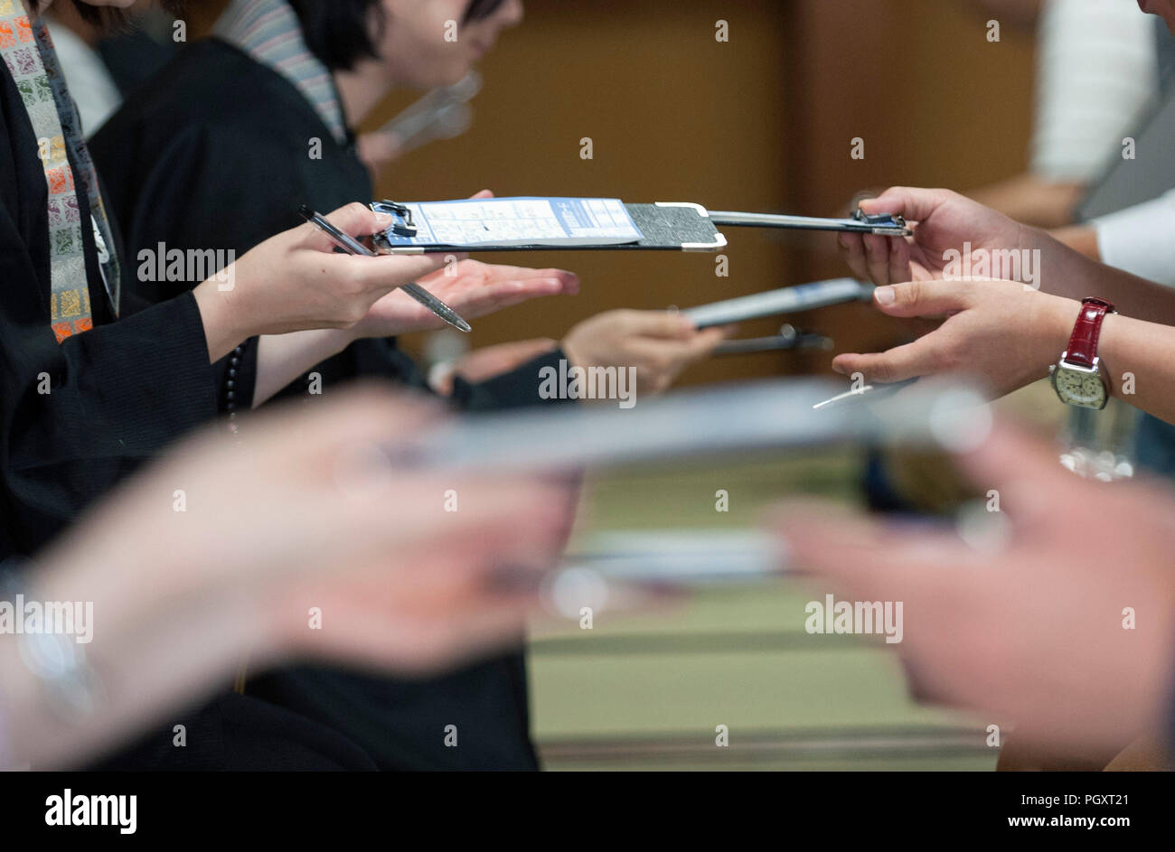 Buddhistische Nonnen NEHMEN SIE TEIL AN EINER VERANSTALTUNG ZUR FINDEN SIE PARTNER AUS DER ALLGEMEINEN ÖFFENTLICHKEIT SANJO BETSUIN TEMPEL IN SANJO CITY, der Präfektur Niigata, Stockfoto