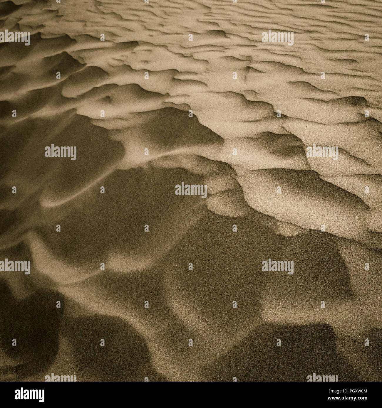 Wind, Wellen und Muster im Sand Llandudno geblasen auf der Küste von Nordwales Stockfoto
