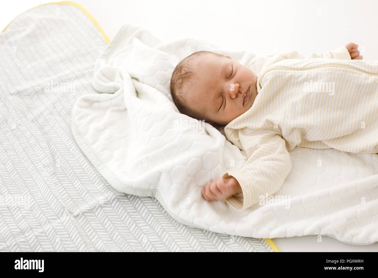 Schlafen neugeborenes Baby auf Decke Stockfoto