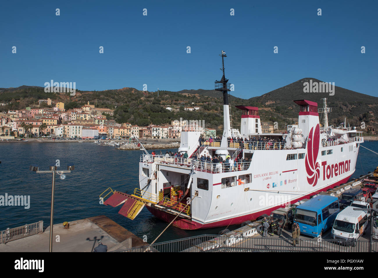 Rio Marina aus seinem Hafen mit Fähre Toremar Stockfoto